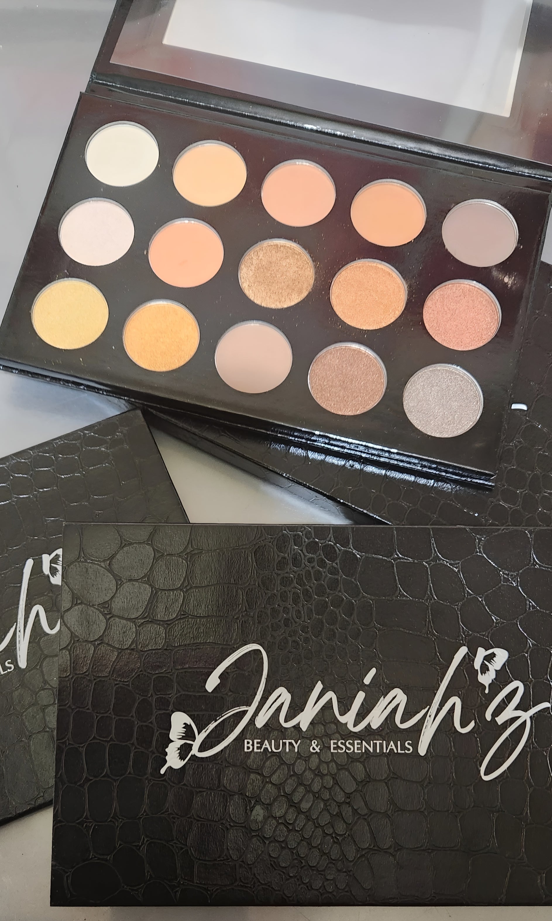 Janiah'z Beauty & Essentials nude eyeshadow pallette