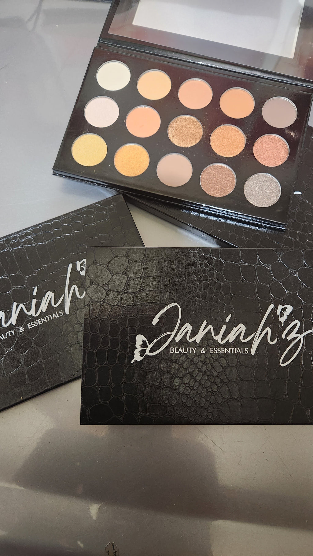 Janiah'z Beauty & Essentials nude eyeshadow pallette